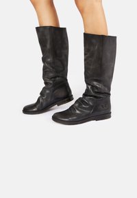 Schwarze Lederstiefel bis zum Knie mit einem lässigen Design, gerundetem Zehenbereich, flacher Sohle und dezentem Schmetterlingslogo an der Seite.