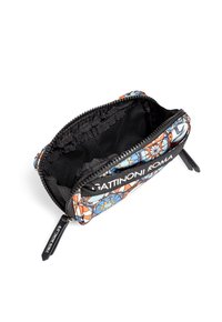 Bolsa con cremallera que presenta un colorido patrón geométrico en azul, naranja y blanco sobre un fondo negro. Tejido texturizado con un bolsillo interno de malla.