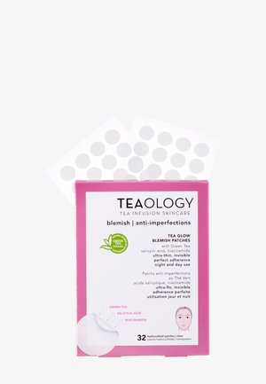 Teaology Pickel-Pflaster Verpackung, pinke Box mit weißem Text, enthält 32 klare, ultradünne Pflaster, die mit grünem Tee und Salicylsäure infundiert sind.