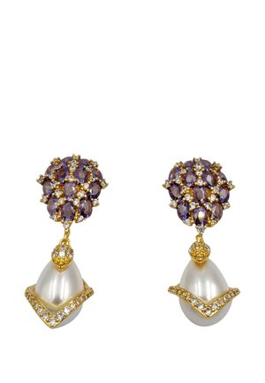 Orecchini d'oro caratterizzati da gemme viola in un design a grappolo floreale, con una perla a goccia bianca nella parte inferiore, accentuati da piccoli diamanti.
