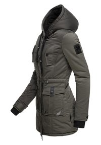Olijfgroene gewatteerde parka met een capuchon, vooraan een rits- en knoopsluiting, meerdere zakken, geribbelde manchetten en een gestructureerde binnenvoering.