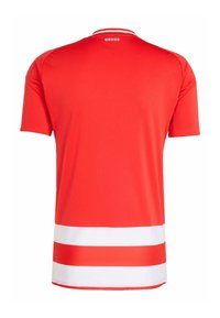Červený športový dres s okrúhlym výstrihom, krátkymi rukávmi a dvoma horizontálnymi bielymi pruhmi na spodnej časti. Vyrobený z ľahkej tkaniny.