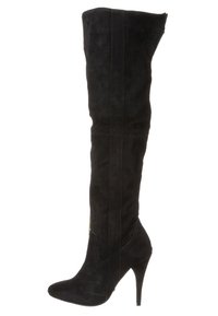 Bottes noires cuissardes en daim avec un bout pointu et un talon haut et fin, ornées de coutures verticales et sans aucune pièce métallique visible.
