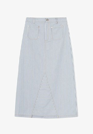 Džínová sukně se pruhy v modré a bílé barvě, délka ke kolenům s předním rozparkem, dvě zadní kapsy a uzávěr na horním knoflíku.