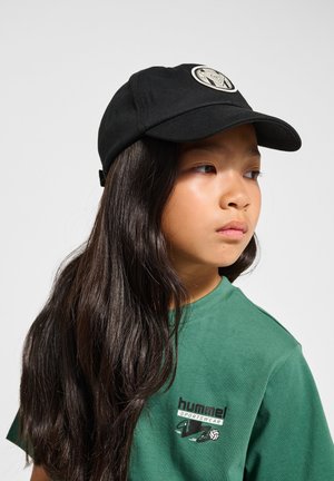 Zwarte baseballpet met een rond geborduurd logo. Zacht materiaal. Gecombineerd met een groene T-shirt met een logo-afdruk op de linkerborst.