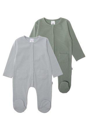 Zwei langärmelige Bodysuits aus hellgrauem und grünem Rippstoff. Jeder hat einen runden Ausschnitt, Frontknöpfe und zwei Taschen vorne.