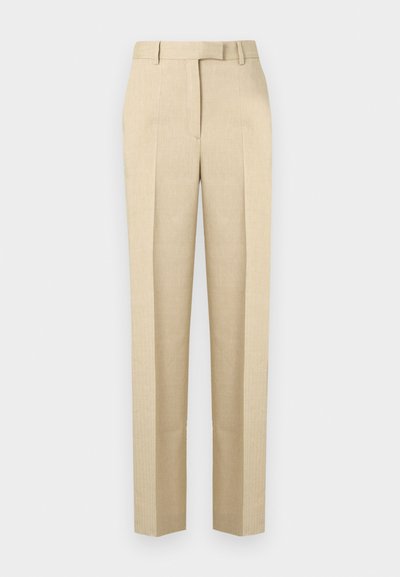 Μπεζ ψηλόμεσο tailored παντελόνι με θηλιές για ζώνη, πιέτα μπροστά και κρυφό κούμπωμα, σε μονόχρωμο φόντο.