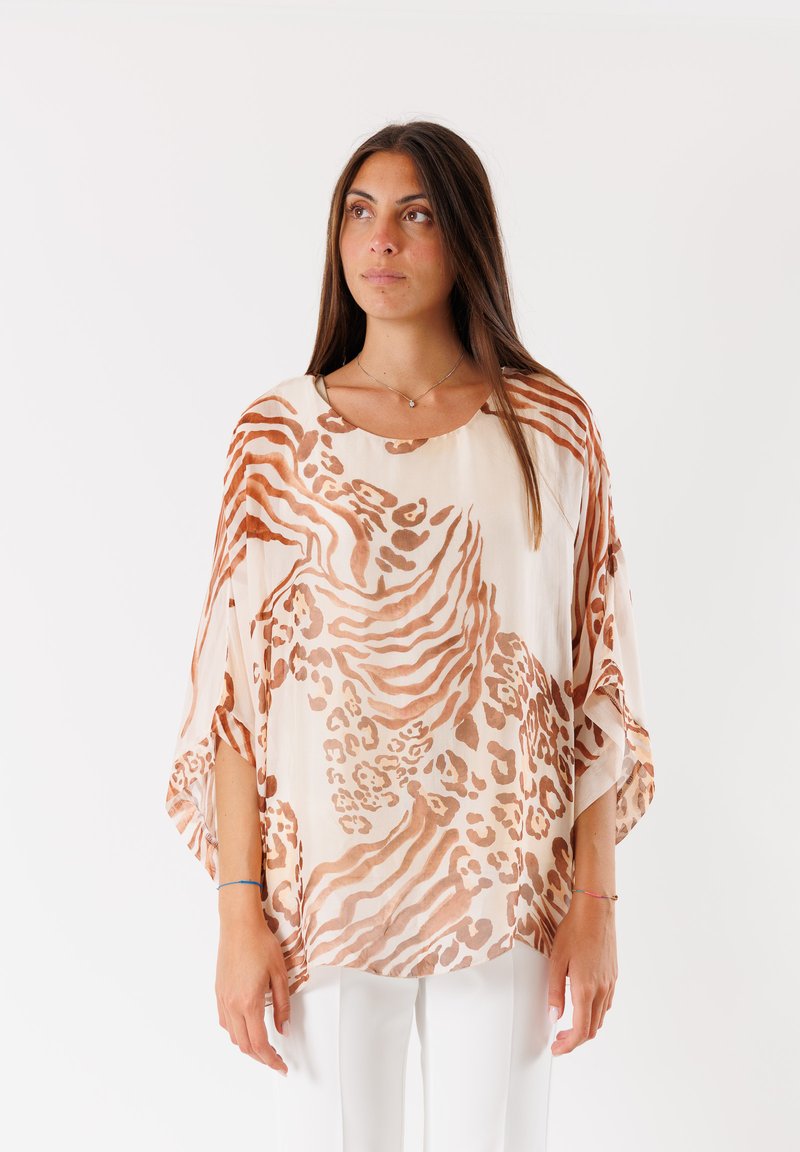 Blusa leggera e semi-trasparente con una stampa animale astratta beige e marrone, caratterizzata da una vestibilità ampia e maniche larghe.