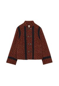 Veste à motifs rouge et noir avec col montant, présentant des embellissements sombres, deux boutons et des manches longues. Tissu texturé sur l'ensemble.