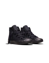 Een paar zwarte hoge canvas sneakers met veters, rubberen neuskapjes en gestructureerde zolen op een witte achtergrond.