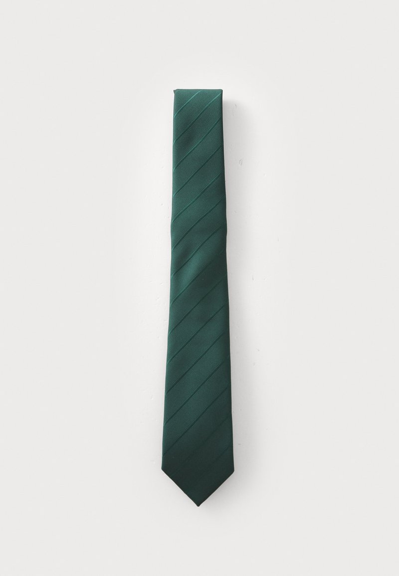 Groene zijden stropdas met diagonale strepen, slanke vorm en puntige punt, die een gladde textuur en glanzende afwerking toont.