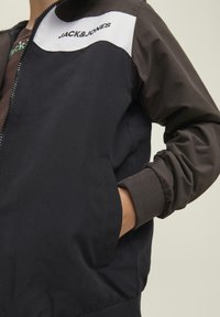 Jack & Jones Junior JJERUSH BLOCKING NOOS JNR - Könnyű dzseki - mulch