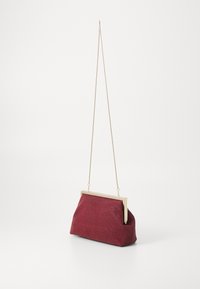 Borsa a tracolla rossa in materiale intrecciato, con una struttura in tono oro e una lunga tracolla per un uso incrociato.