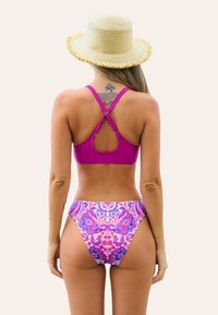 Cupshe FRONT TWIST ADJUSTABLE STRAPS SET - Bikiny - berry