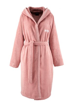 Peignoir à capuche rose avec manches longues, ceinture à la taille, et logo "BOSS" sur la poitrine, fabriqué en tissu éponge doux.