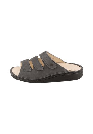Sandalo nero con punta aperta, tre cinturini regolabili e suola imbottita, progettato per comfort e facile calzata.