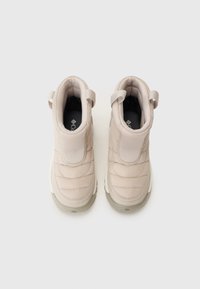 Bottes d'hiver beige clair avec un design matelassé et des languettes, sur un fond blanc uni.