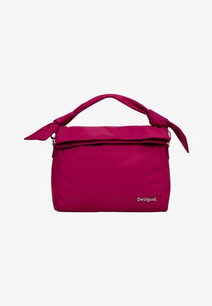 Fuchsiová syntetická kabelka s překlápěcí klapkou, uzlem na horním uchu a stříbrným logem "Desigual". Hladká textura a strukturovaný tvar.