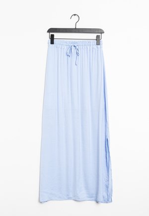 Lichtblauwe maxirok met elastische tailleband en trekkoord, hangend aan een zwarte hanger met een zijsplit.