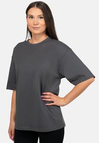 Grijze katoenen T-shirt met een relaxed fit, korte mouwen en een ronde hals, met een soepele textuur en gestikte zoomdetails.