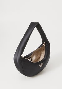 Svart satinhobo veske med en buet håndtak, glidelås-lukking, og en beige innside med et gjentakende logo mønster. Metall-logo akzent på framsiden.