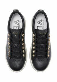 Sneaker in pelle nera con finitura testurizzata, dettagli stile occhiello lungo i lacci e suole in gomma bianca. Include soletta con marchio.