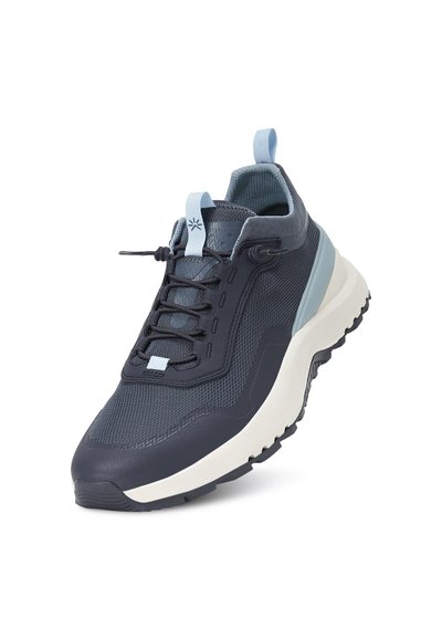 Herrskor i marinblått nät och gummimaterial, med en ljusblå accent på hälen, rundad tå och en texturerad sula med snören.