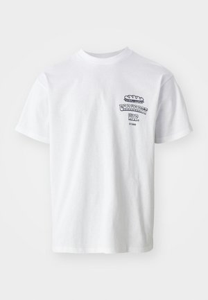 T-shirt en coton blanc à manches courtes, col rond, avec un imprimé graphique présentant le texte "Carhartt WIP" et une illustration de nourriture sur la poitrine.