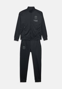 Chándal deportivo negro con chaqueta de cremallera con dos bolsillos laterales y pantalones con puños acanalados. Logotipos en el pecho y el muslo. Textura de tela suave.