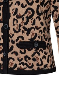 Beige en zwarte luipaardprint cardigan, voorzien van grote zwarte knopen, een getextureerde zak en ribgebreide zwarte accenten langs de randen.