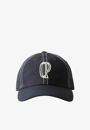 Cappellino da baseball in cotone blu navy con cuciture bianche a contrasto e visiera texturizzata. Presenta un logo "CP" in rilievo bianco sulla parte anteriore.