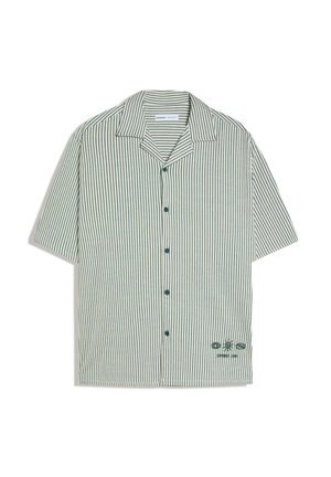 Koszula z krótkim rękawem na guziki, z zielonymi pionowymi paskami i małymi zielonymi haftowanymi symbolami na dolnej lewej stronie.