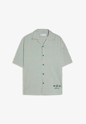 Koszula z krótkim rękawem na guziki, z zielonymi pionowymi paskami i małymi zielonymi haftowanymi symbolami na dolnej lewej stronie.