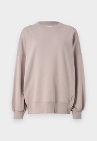 Světlý mauve oversized svetřík s kulatým výstřihem, spadlými rameny a ribkovanými manžetami a lemem, vystavený na jednobarevném pozadí.