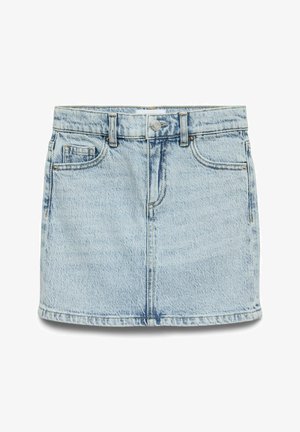 Mini-jupe en jean bleu clair avec bouton à l'avant, passants de ceinture et poches avant.