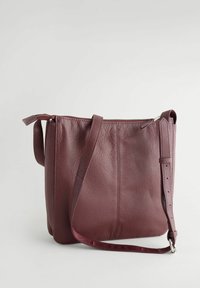 Next POCKET MESSENGER - REGULAR FIT - Rankinė per petį - berry red