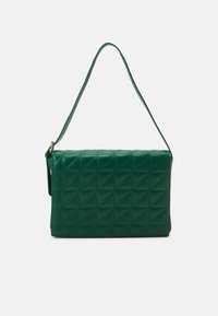 Zelená prošívaná kabelka z umělé kůže obdélníkového tvaru, vybavená jedním nastavitelným popruhem a texturovaným diamantovým vzorem.