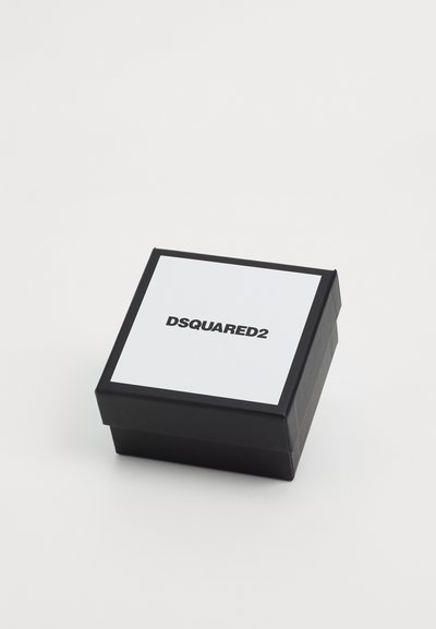 Boîte de présentation noire avec un couvercle blanc. Le couvercle présente un texte noir en gras "DSQUARED2" centré. Texture lisse, forme rectangulaire.