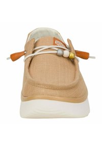 Scarpa casual beige chiaro con tomaia in tessuto texturizzato, lacci elastici, perline di legno e suola in gomma bianca. Presenta un design con punta rotonda.