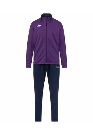 Giacca zip-up viola con dettagli blu navy e logo sul petto, abbinata a pantaloni da track blu navy; entrambi realizzati in un tessuto liscio e leggero.