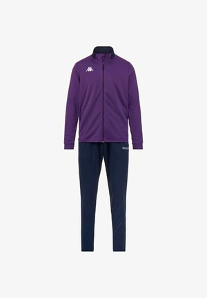 Giacca zip-up viola con dettagli blu navy e logo sul petto, abbinata a pantaloni da track blu navy; entrambi realizzati in un tessuto liscio e leggero.