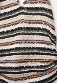 Strickoberteil mit V-Ausschnitt, versehen mit horizontalen Streifen in Creme, Schwarz, Grün und Braun. Strukturiertes Material mit variierender Dicke.