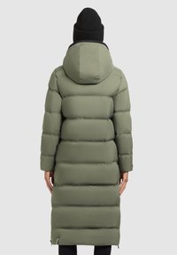 Manteau d'hiver long et bouffi en vert olive avec une capuche, présentant un design matelassé, des poignets élastiques et un ourlet zippé pour plus de chaleur.