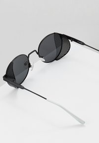 Sunheroes Lunettes de soleil - matt black/smoke