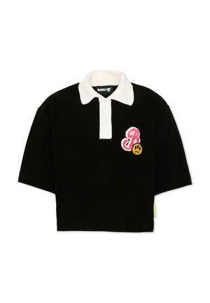 Czarna krótka koszulka polo z białym kołnierzykiem i plisą na guziki, z różową literą "R" i małą żółtą naszywką w kształcie uśmiechniętej buzi na piersi.