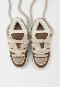 Bruna och krämfärgade sneakers med ett meshnät övre, fluffiga remmar och runda snören, med en texturerad sula och förstärkt tå.