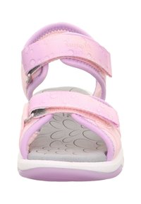 Růžové dětské sandály s nastavovacími popruhy, polstrovanými okraji a texturovanou šedou stélkou. Lehká podešev s akcentem v barvě lilie.
