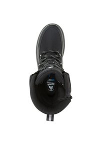Czarne buty trekkingowe z teksturowaną cholewką, okrągłym noskiem, wyściełanym kołnierzem i kontrastującymi szarymi sznurowadłami. Posiadają wyściełane wnętrze i logo.