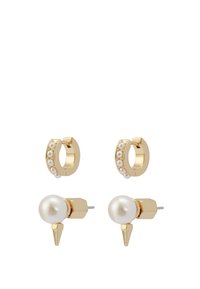 Pendientes en tono dorado con un aro adornado con perlas y un botón de perla con punta. Textura suave y acabado pulido.