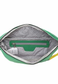 Zeleno-pruhovaná látková taška se šedým interiérem, s textovými vzory, zipovou kapsou ve sladěné zelené barvě a žlutým táhlem zipu.